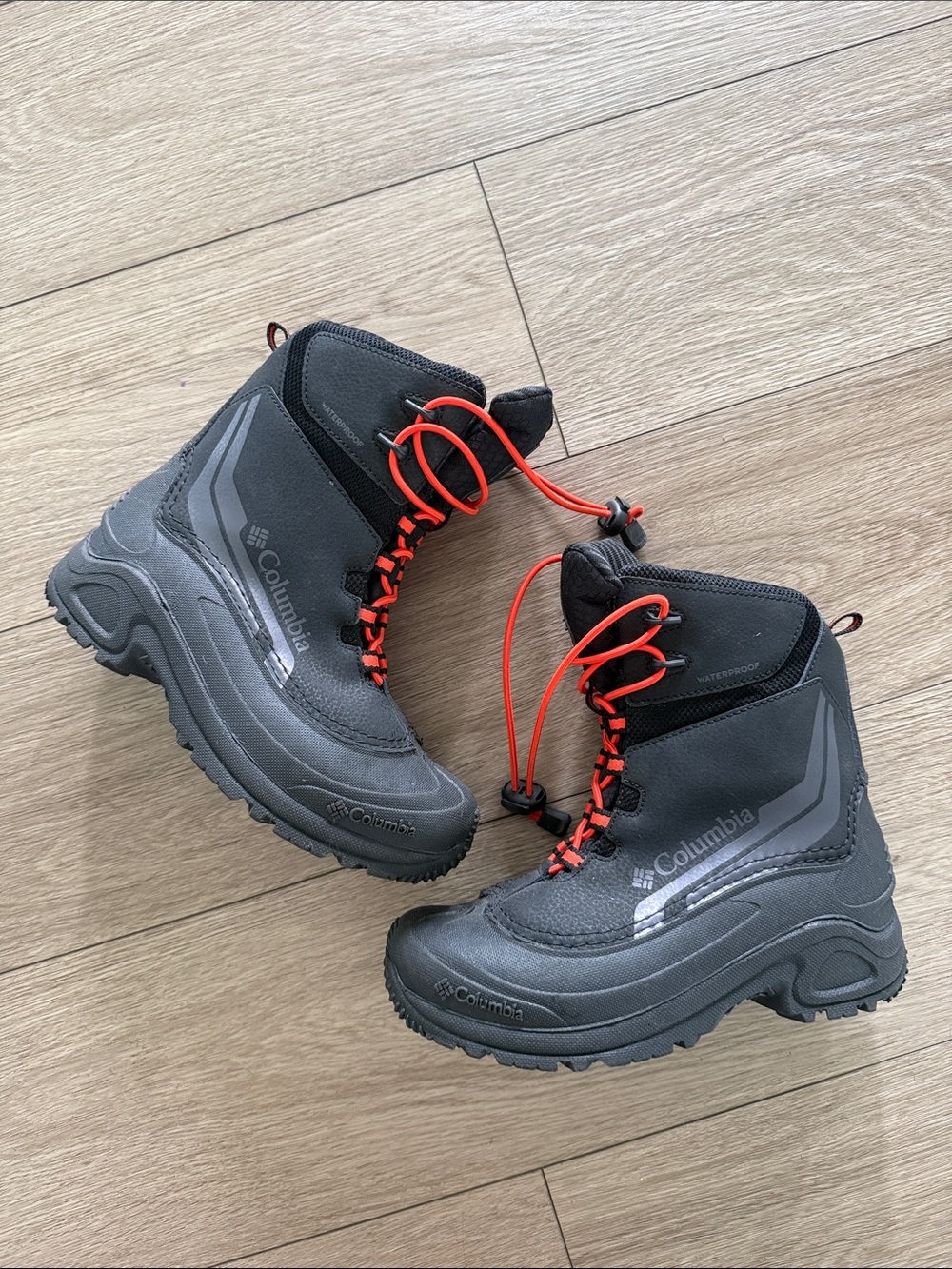 Columbia bugaboo Kids black snow Boots with Red Lightning Laces size 4 youth